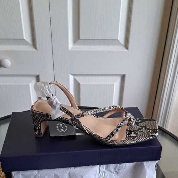 Elegant Black and White Sandals with Adjustable Straps - Picture 7 of 8